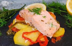 Si tienes unos lomos de salmón para cocinar y estás buscando ideas, aquí tienes la receta perfecta de la mano de a. Salmon Al Horno Con Patatas Panaderas La Cocina De Masito