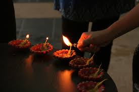 Malaysia hindu sangam (mhs) president datuk rs mohan shan told malay mail crowds will be smaller at temples due to the conditional movement control order (cmco). Celebrating Deepavali In Malaysia Expatgo