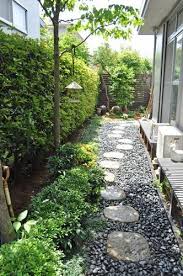 Découvrez notre sélection pour vous les pros : Stone Path Rock Color For In Front Garden Gardening Diy Life Side Yard Landscaping Small Backyard Landscaping Backyard Landscaping Designs