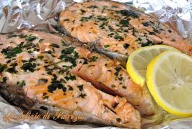 Adagiare il filetto di salmone sopra la carta forno, aggiungere uno spicchio d'aglio in camicia, 1 rametto di timo e disporvi affianco le verdure cosa c'è di meglio di un buon trancio di salmone al cartoccio? Salmone Al Cartoccio Le Delizie Di Patrizia