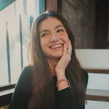 Zoe Karahouni's Instagram, Twitter & Facebook