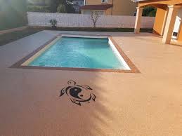 La résine constitue donc une matière de base dont l'utilisation pour le revêtement de votre plage de piscine présente des atouts indéniables. Idee Resine Plage Piscine Resine Drainante