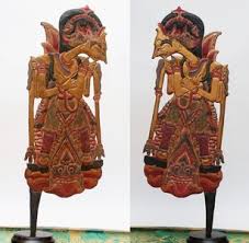 Berdasarkan pembuatannya wayang dibedakan menjadi tigajenis, yakni wayang kulit, wayang wong dan wayang golek. Ada Berapa Jenis Wayang Berdasarkan Bahan Pembuatannya