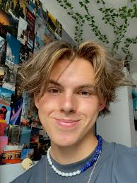 Hi everyone My name is Eduard, I am 21 years old, and I'll be starting my  studies at the University of Amsterdam this september. I'm looking for  long-term accommodation in Amsterdam, either