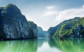 Una destinazione tutta da scoprire. Download Wallpapers Halong Bay Summer Sea Vietnam Quang Nin Tonkin Gulf Popular Tourist Destination South China Sea Besthqwallpapers Com Day Trips Vietnam Itinerary Cool Places To Visit