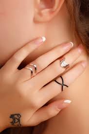 Zarif Tarza Sahip Bayanlar Icin Bronz Renk Ve Mat Siyah Bayan Yuzuk Kombini Harika Bir Secim Olacak Big Rings Knuckle Rings Jewelry Design