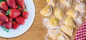2 limoni costa d'amalfi, 400 g. Ricetta Dei Ravioli Di Ricotta Al Limone Con Fragole Aromatizzate All Aceto Balsamico