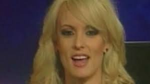 Stormy Daniels stämmer Trumps advokat