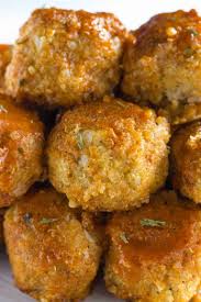 Une Recette Sante De Boulettes De Chou Fleur Et De Quinoa Sauce Buffalo Recipe In 2020 Vegan Summer Recipes Quinoa Meatballs Food
