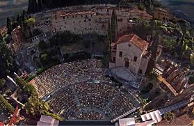 Il teatro romano di verona è un teatro all'aperto costruito nel i secolo a.c. Teatro Romano Verona Italy