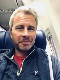 Ignore the 😴😴 eyes- 6am flights never get easier lol. I'll see y'all  (sans scruff)