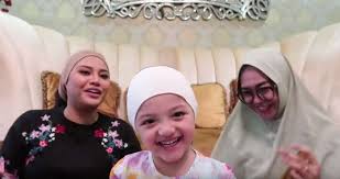 Aku lalu tidur di kamar sementara di luar hujan turun. Ditanya Ria Ricis Alasan Ingin Berhijab Arsy Hermansyah Karena Cantik Hijab Itu