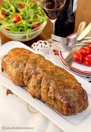 In timpul coacerii, ii ungem suprafata, o data la 15 minute, cu sosul format in tava. Rulada Din Carne Tocata Si Muschiulet In Prapur Diva In Bucatarie