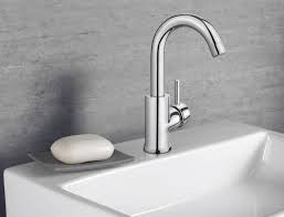 Diese Stylische Armatur Ist Durch Ihre Gebogene Form Mit Dem Seitlichen Hebel Ein Besonderer Hingucker Wasserhahn Bad Waschbecken Badezimmer Waschtischarmatur