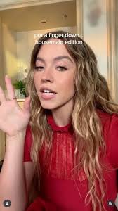 En España tenemos un problema con los logos y os lo voy a mostrar con las  promos de La Asistenta. Que conste que esto no es una crítica a la  distribuidora, porque