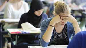 Geschäfte müssen wieder schließen, die präsenzpflicht in schulen wird aufgehoben. Corona Krise Berlin Verschiebt Prufungen Fur Mittleren Schulabschluss Rbb24