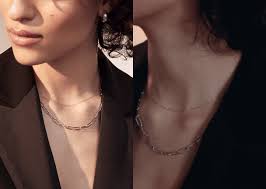 Shop our editor's favorite gold jewelry from mejuri that she's gifting her friends for the holidays. Chain Reaction Mejuri