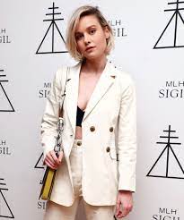 Read more about the actor's hair makeover, here. Brie Larson Debuts Short Haircut For A New Edgy Look