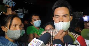 ล่าสุด ที่ สโมสรตำรวจ นายไชย์พล วิภา หรือลุงพล เดินทางมาพร้อมด้วยทนายกฤษฏา โลหิตดี ทนายโนบิ เพื่อมารอฟังคำแถลงของพล.ต.อ.สุวัฒน์ แจ้งยอดสุข. C17tdmqv3xbw8m