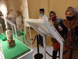 Harga tiket masuk museum macan ⏳ relatif terdapat juga petunjuk museum yang terdiri dari petunjuk tiket dan informasi, area publik, ruang seni anak, area pameran, sculpture garden dan toko. Wisata Religi Di Bulan Maulid Yuk Kunjungi Museum Rosulullah Museum Peninggalan Nabi Muhamad Dan Sahabat Diresmikan Eportal