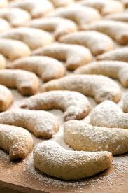 Petits Croissants Aux Amandes En 2020 Gateau Oriental Facile Croissant Aux Amandes Recette Gateau Marocain