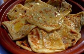 Je Vous Propose Des Crepes Feuilletees Dont Tous Les Marocains En Raffolent Avec Du Miel Et Du Beurre Fondu Accompagnees D Un B Recette Facile Recette Msemen