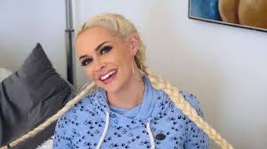 So kommentiert eine userin unter das foto: Sche Ss Blond Neue Frisur Bei Daniela Katzenberger Promiflash De