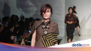 Hello, i'm wearing 'set surjan lurik'. Sejauh Mana Kain Lurik Bisa Dimodifikasi Jadi Busana Modern
