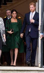 Mais plutôt que de souffler ses bougies chez elle, au frogmore cottage de windsor, meghan markle s'est envolée pour l'île d'ibiza avec harry et archie. Meghan Duchess Of Sussex And Prince Harry Duke Of Sussex Meet Young Estilo Real Meghan Markle Fashionista