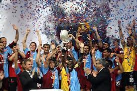 Başakşehir ile trabzonspor süper kupa maçı kapsamında atatürk olimpiyat stadı'nda karşı karşıya geldi. Super Kupa Trabzonspor Un