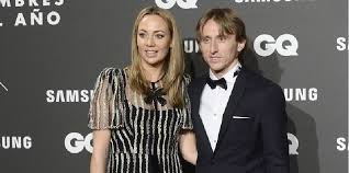 Хорватский футболист наконец прервал эпоху криштиану роналду и лионеля месси. Krasavica Zhena Luchshego Futbolista Chm 2018 Luki Modricha Podderzhala Ego Na Premii Gq Chelovek Goda V Madride Zvezdy Stil I Zdorove