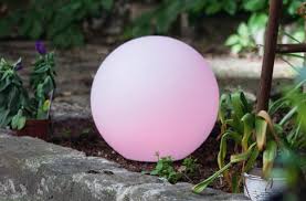 Un incontournable à la belle saison, car ne nécessite pas d'entretien comme le vrai buis le plus de notre produit : 18 Modeles D Eclairage Pour Le Jardin