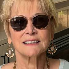 What color rugs and fixtures are recommended for a bathroom renovation?