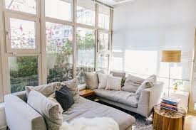 Küçük bir alan olmasına rağmen iki, üç kişinin küçük gibi görünen bu evin oldukça şık duran mutfağında. 55 Metrekarelik Evi Oldugundan Genis Gosteren Kanadali Cift