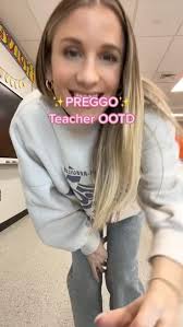 Cozy oversized sweatshirt, jeans, & platform converse casual outfit