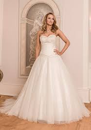 Da ist es nicht verwunderlich, dass auch die aktuelle spitze und transparente stoffe zeigen, wie aktuell ein klassisches hochzeitskleid sein kann. Brautkleider Galerie Brautkleid Von Amera Vera In Der Weddix Brautkleider Galerie Model B510 Weddix