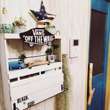 どうしても生活感が出てしまうルーターや配線 撤去するわけにもいかないし 人目につくところには置きたくない そして なかなか置く場所も選べない それなら隠してしまいましょう 簡単にできるおしゃれなルーター収納 紹介します ルーター収納 収納棚