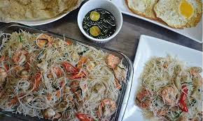 Nah, salah satu resep bihun yang paling favorit yakni resep bihun goreng spesial. Resepi Bihun Goreng Singapore Makan Bersama Sambal Kicap Memang Padu Daily Makan