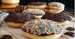 Kue yang mirip dengan roti goreng ini memiliki bentuk bulat dengan lubang di tengahnya. Donat Kentang Warna Warni Rasanya Lezat Dengan Toping Dark Cokelat