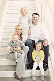 Creative Way To Take Family Pictures 18 Family Picture Poses Family Photo Pose Family Portrait Poses