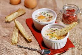 Oeuf Cocotte Au Saumon Fume Et A La Ciboulette Recette Oeufs Cocotte Alimentation Saumon Fume
