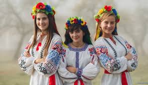 Вперше день вишиванки запропонувала відзначати одна студентка чернівецього університету, надихнувшись прикладом свого друга, який постійно носив вишиту сорочку в повсякденному вбранні. Den Vishivanki 2019 Yak Nositi Vishivanku Novini Modi