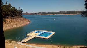 May 21, 2021 · a barragem de santa clara foi construída no rio mira (nasce na serra do caldeirão e desagua em vila nova de milfontes) na década de 1960 para, com os canais feitos depois, irrigar o chamado perímetro de rega do mira, uma zona de agricultura intensiva, incluindo em estufa, que é também uma parte do parque natural do sudoeste alentejano e costa vicentina (pnsacv). Praia Ou Piscina Santa Clara A Velha Odemira Portugal Facebook