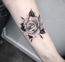 Blumen Und Ihre Bedeutung Realistische Tatowierung Mit Rosen Motiv Blumen Tattoo Blumen Tattoo Ideen Rosen Tattoo Frau