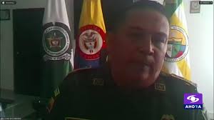 Policía se quitó el zapato y se lo dio a patrullero en su ceremonia de  ascenso