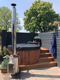 hottub met ombouw tuin gebouwen tuin ideeen patio tuin