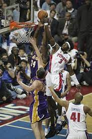 2 214 Lakers Vs Pistons 2004 Photos And Premium High Res Pictures Getty Images In 2021 Lakers Pistons Photo