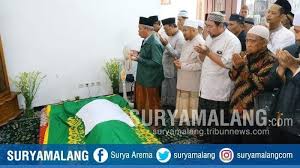 Untuk tata cara sholat jenazah perempuan, imam sholat jenazah berada sejajar dengan tali pusar jenazah. Niat Dan Tata Cara Sholat Jenazah Perempuan Dan Laki Laki Lengkap Dengan Doa Serta Artinya Halaman All Pos Kupang