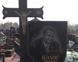 Изображение: Гранитный памятник с крестом