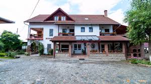 Sambata de sus este o zona mirifica, potrivita pentru reculegere si destindere, apreciata atat de persoanele ce cauta un concediu activ, cat mai ales imprejurimile ofera turistului o priveliste placuta si relaxanta. Pensiunea Nicodor Sambata De Sus Cazare Sambata De Sus